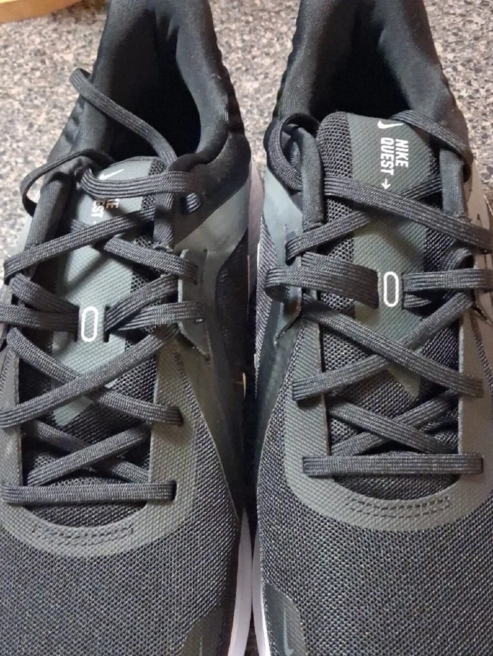 Nike Men's Black and White Athletic Running Sneakers QUEST 05 SIZE 12.5